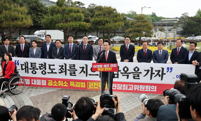 국민의힘 장동혁 대표가 7일 서울 청와대 사랑채 분수대 앞에서 열린 현장 최고위원회에서 발언하고 있다. 이들은 더불어민주당이 추진하는 ‘윤석열 정부 조작 수사·기소 의혹 특검법안’의 문제점을 지적하면서 정부·여당에 대한 비판을 이어갔다. 연합뉴스