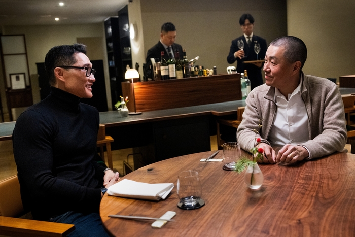현대차 단독 후원, CNN 오리지널 시리즈 ‘케이-에브리띵’ 글로벌 공개
‘케이-에브리띵’에 출연한 호스트 다니엘 대 킴과 한국인 최초 미쉐린 3스타 코리 리(Corey Lee) 셰프가 대화를 하고 있는 모습