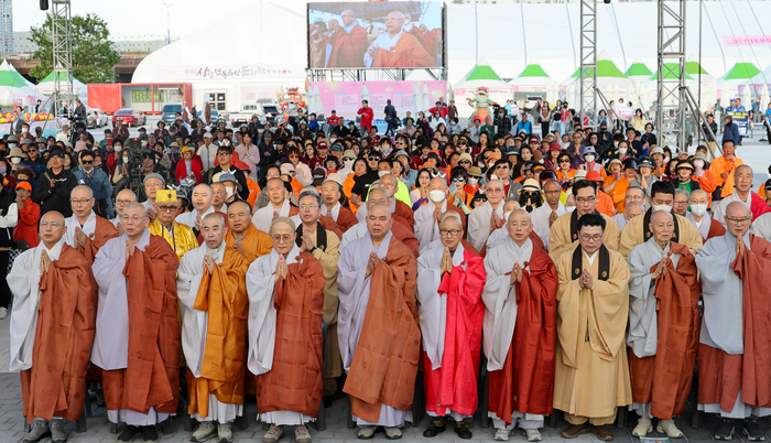 2026 울산태화가람대축제 봉축법요식이 열린 지난 8일 울산 태화강국가정원 남구 둔치에서 울산시 불교종단연합회 회장 혜원스님, 태화강연등축제봉행위원회 위원장 혜진스님 등 참석자가 삼귀의레를 하고 있다. 최지원 기자