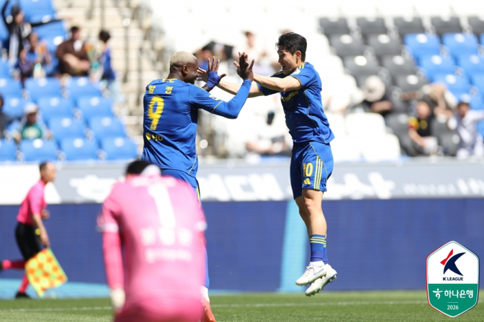 10일 오후 2시 문수축구경기장에서 열린 하나은행 K리그1 2026 13라운드 홈경기에서 울산 이동경이 말컹의 패스를 받아 선취골을 넣고 기쁨을 나누고 있다. 한국프로축구연맹 제공
