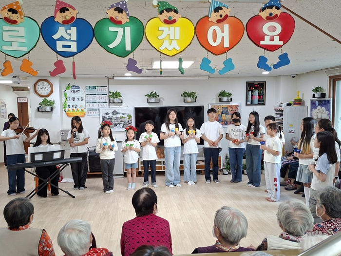 명덕초 학생들이 7일 노인복지시설 ‘다비다의 집’을 방문해 공연을 펼치고 있다. 울산교육청 제공