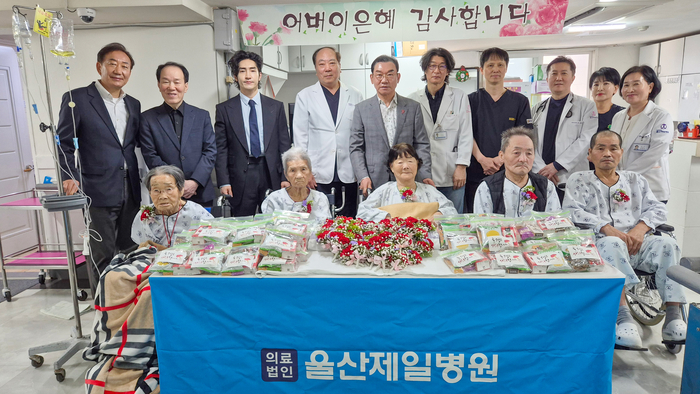 의료법인 내경의료재단 울산제일병원은 어버이날을 맞아 지난 8일 병원에 입원해 계신 어르신 환자 100여 명께 카네이션을 전달하고 감사 행사를 진행했다.