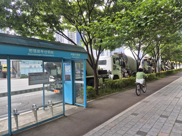 울산 남구 야음동의 한 버스정류장 인근에 레미콘 차량이 줄지어 멈춰 서 있다.
