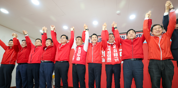국민의힘 울산시당 선대위 발대식 및 후보자 공천장 수여식이 열린 11일 국민의힘 울산시당에서 장동혁 국민의힘 당대표, 송언석 국민의힘 원내대표, 박성민 국민의힘 울산시당위원장, 김기현 총괄선거대책위원장, 서범수 공동선거대책본부장과 김두겸 울산시장 후보와 참석자들이 손을 맞잡고 인사를 하고 있다. 최지원 기자