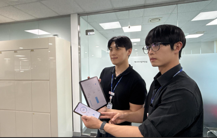 한국동서발전 에너지효율화 담당 직원들이 에너지 효율화 관리앱을 통해 실시간으로 현황을 모니터링을 하고 있다.