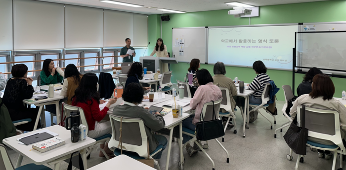울산 지역 초중등 교사들이 9일 울산교육연구정보원에서 ‘토론 교육 역량강화’ 연수를 듣고있다. 울산교육청 제공