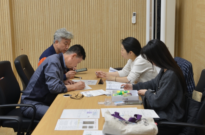 고려아연은 운전면허 갱신이나 면허증 재발급이 필요하지만 평일에 짬을 내 운전면허시험장을 방문하기 어려운 직원들을 위해 울산운전면허시험장과 함께 온산제련소와 사택복지관 로비에서 ‘찾아가는 아동민원 서비스’를 진행했다. 고려아연 제공