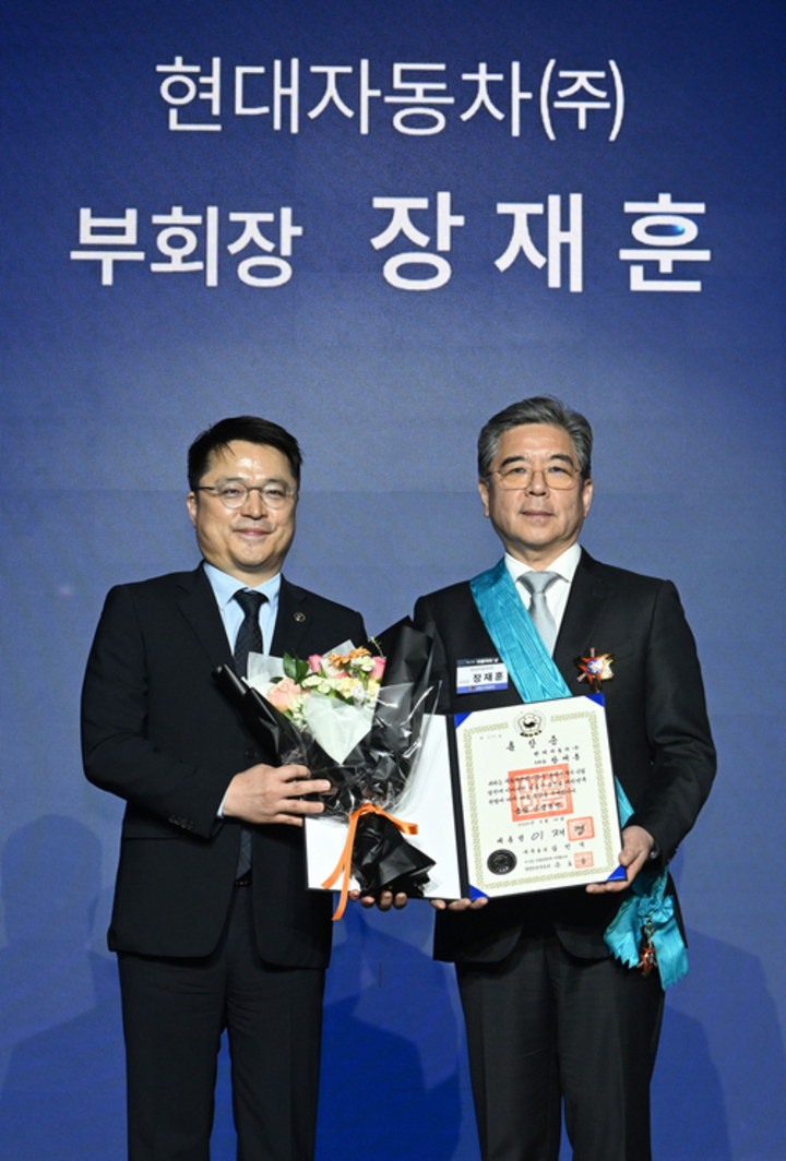(좌측부터) 산업통상부 문신학 차관, 현대차그룹 장재훈 부회장이 기념 촬영을 하고 있다. 현대차 제공