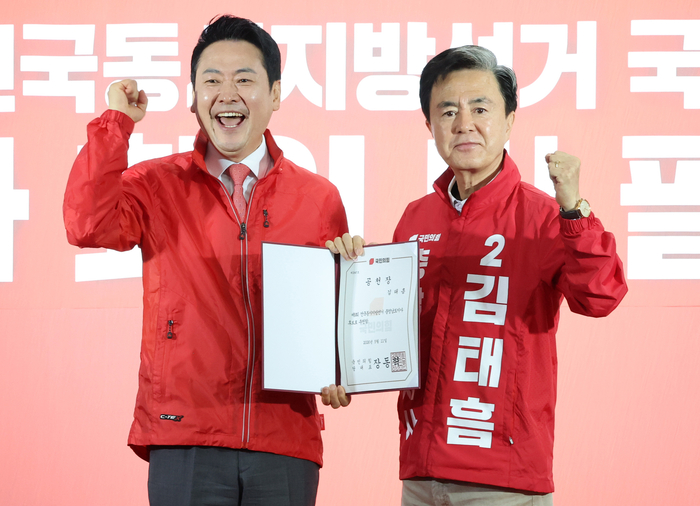국민의힘 장동혁 대표가 12일 충남 천안시 김태흠 충남지사 후보 선거사무소에서 열린 제9회 전국동시지방선거 충남도당 당직자 회의 및 필승결의대회에서 김태흠 충남도지사에게 공천장을 수여, 기념 촬영하고 있다. 연합뉴스
