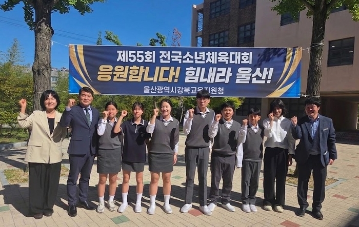 강북교육지원청 한성기 교육장이 6일 진장중 펜싱부를 방문해 전국소년체육대회 출전 선수를 격려하고 기념사진을 찍고있다. 울산교육청 제공