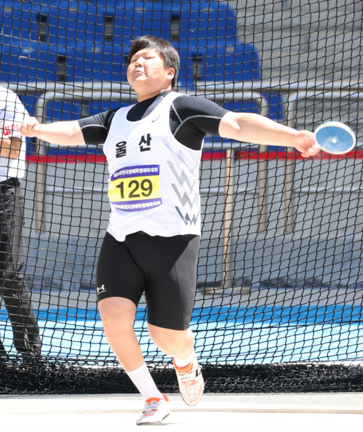 남자 원반던지기 F37(고)에 출전한 윤동훈(가온고)이 힘차게 원을 돌고 있다. 대한장애인체육회 제공