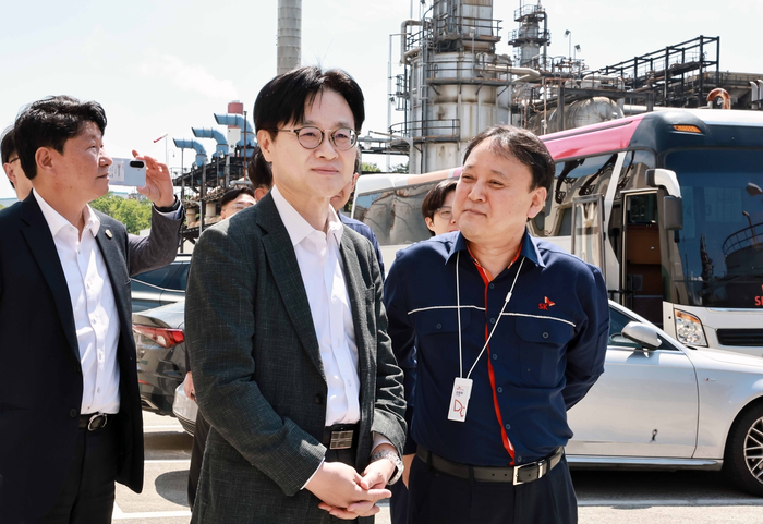 김정관 산업통상부 장관이 13일 석유화학 AX 실증산단 구축사업의 선도공장인 울산 SK에너지 공장 현장을 방문, 관계자로부터 설명을 듣고 있다. 산업통상부 제공