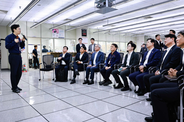 김정관(오른쪽에서 네 번째) 산업통상부 장관이 13일 울산 SK에너지 공장 현장을 방문해 관계자로부터 회사 운영현황 및 애로사항을 청취하고 있다. 산업부 제공