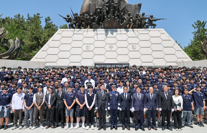 제20주기 김도현 공군 중령 추모식이 13일 울산대공원 현충탑에서 열린 가운데 서남교 울산시장 권한대행, 이성룡 시의회의장, 손석락 공군참모총장, 최광식 김도현공군중령추모사업회장, 유족과 학성고, 제일중 학생 등 참석자가 기념촬영을 하고 있다. 최지원 기자