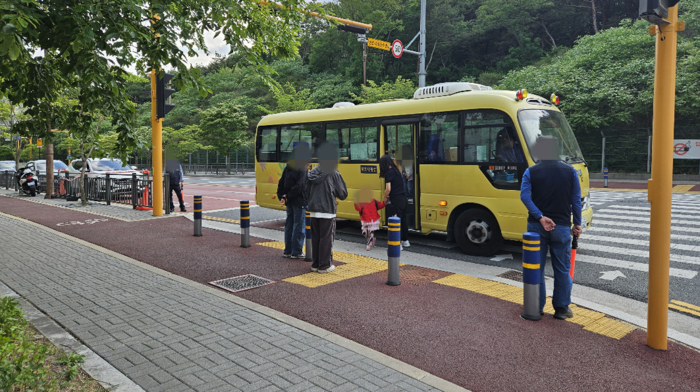 울산 남구의 한 아파트 앞도로에서 어린이 통학차량 하차가 이뤄지고 있다.