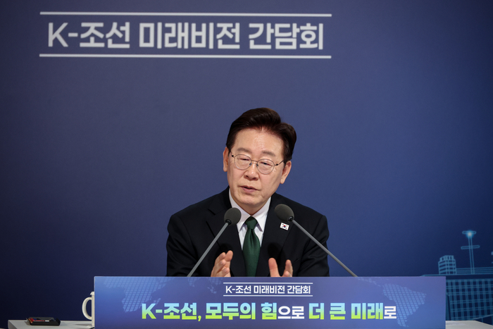 이재명 대통령이 13일 울산 동구 호텔현대 바이 라한 울산에서 열린 K-조선 미래비전 간담회에서 발언하고 있다. 이수화 기자