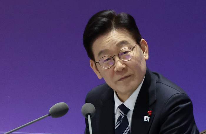 이재명 대통령이 23일 울산전시컨벤션센터에서 열린 ‘울산의 마음을 듣다’ 타운홀미팅 간담회에서 참석자 발언을 듣고 있다. 연합뉴스