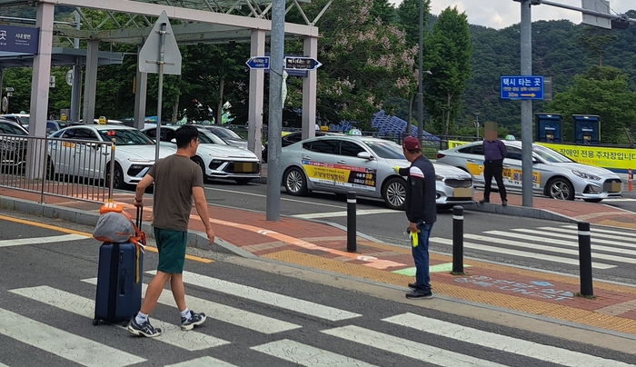 호객 행위로 장거리 승객을 데려가거나, 반대로 단거리 승객을 승차거부하는 사례가 발생하자 일부 택시기사들이 직접 나와 승객에게 도착지를 묻고, 거리에 맞는 택시를 안내하고 있다.
