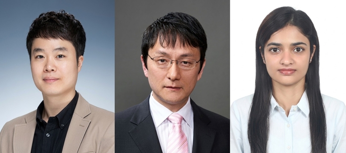 [연구진사진] (좌측부터) 박형렬 UNIST 교수,  안영환 아주대학교 교수, 서박염(SHARMA SOBHAGYAM) UNIST 연구원. UNIST 제공