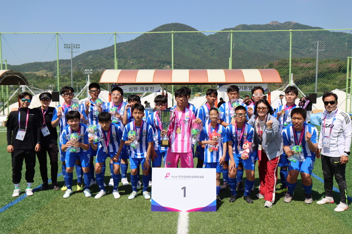 울산 축구 선수단이 경기도와의 결승전에서 승부차기까지 가는 접전 끝에 3대2로 승리하며 금메달과 함께 종합우승을 차지했다. 시장애인체육회 제공