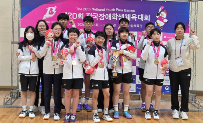 울산 탁구 선수단이 대회에서 메달 7개를 획득하며 종목 종합 2위에 올랐다. 선수단이 단체 기념촬영을 하고 있다. 시장애인체육회 제공