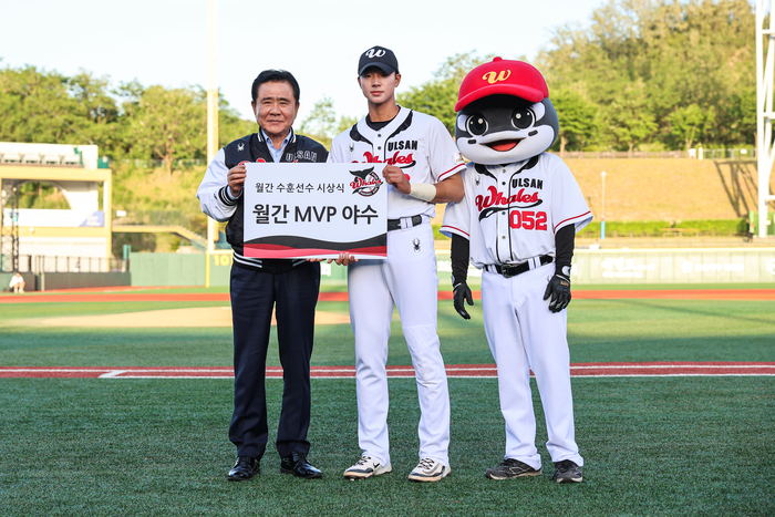 3월 수훈선수로 뽑힌 노강민이 김철욱 울산시체육회장과 기념촬영을 하고 있다. 울산웨일즈 제공