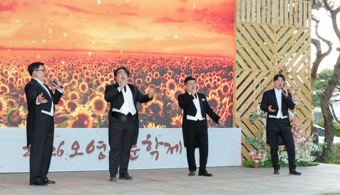 지난 15일 열린 ‘제34회 오영수문학상 및 제6회 오영수신인문학상 시상식’에 앞서 감미로운 식전공연이 진행되고 있다. 이수화 기자