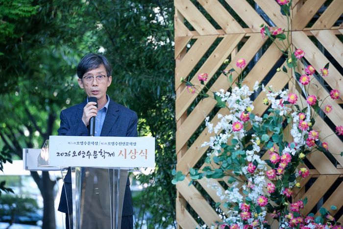 강정원 오영수문학상공동운영위원장(본지 논설실장)이 지난 15일 열린 ‘제34회 오영수문학상 및 제6회 오영수신인문학상 시상식’에서 경과보고를 하고 있다. 이수화 기자