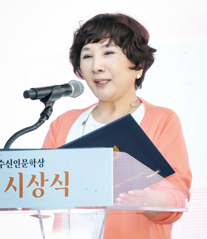 본지 이연희 대표이사가 지난 15일 열린 ‘제34회 오영수문학상 및 제6회 오영수신인문학상 시상식’에서 환영사를 하고 있다. 이수화 기자