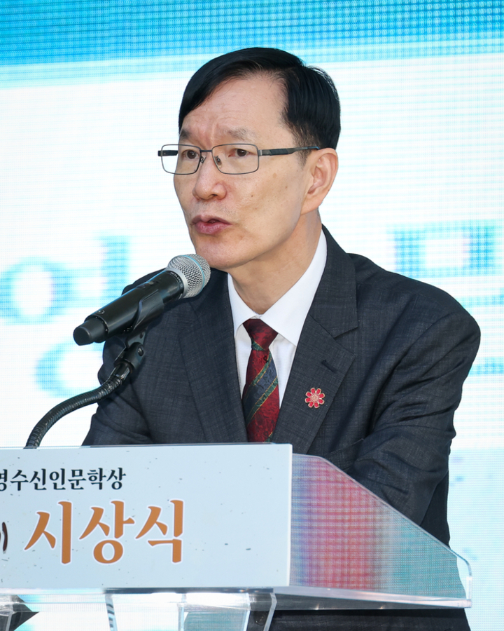 서남교 울산시 행정부시장이 지난 15일 열린 ‘제34회 오영수문학상 및 제6회 오영수신인문학상 시상식’에서 축사를 하고 있다. 이수화 기자