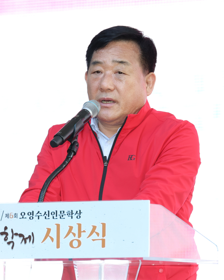 박성민 국회의원이 지난 15일 열린 ‘제34회 오영수문학상 및 제6회 오영수신인문학상 시상식’에서 축사를 하고 있다. 이수화 기자