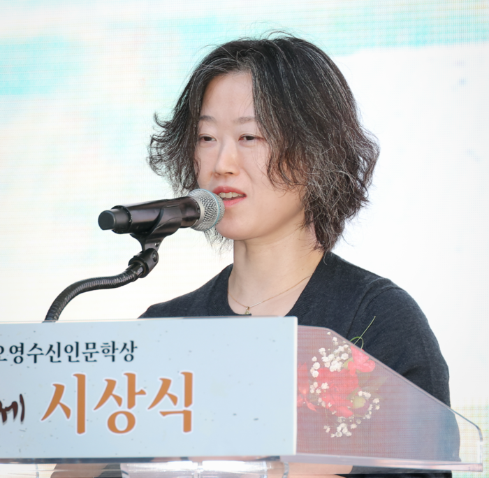 제34회 오영수문학상을 수상한 황정은 소설가가 수상소감을 말하고 있다. 이수화 기자