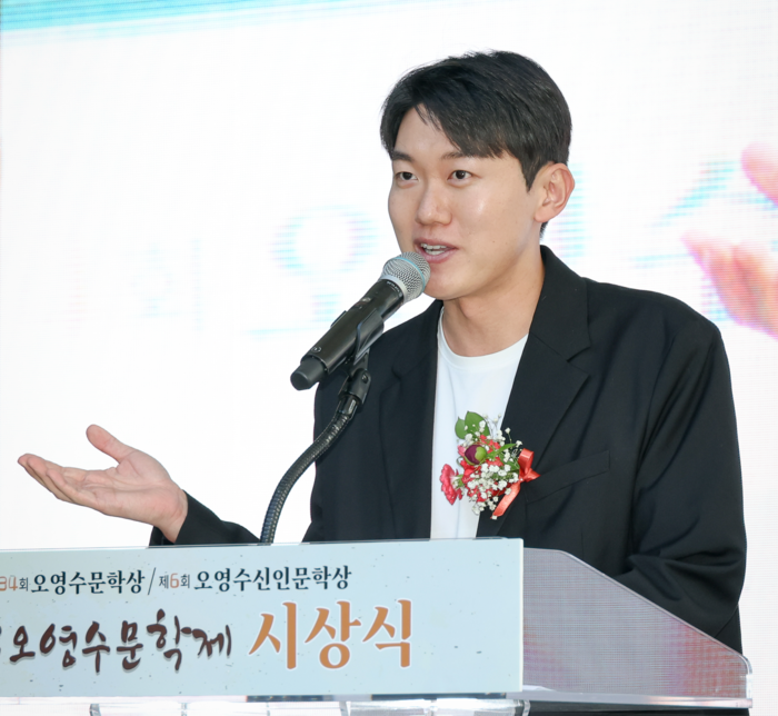 제6회 오영수신인문학상을 수상한 권범석 작가가 수상소감을 말하고 있다. 이수화 기자