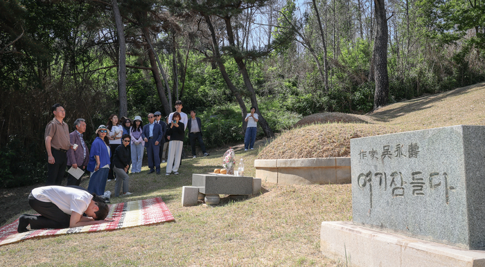 제34회 오영수문학상을 수상한 황정은 소설가와 제6회 오영수신인문학상을 수상한 권범석 작가, 오영수 선생 유족 등이 지난 15일 오영수 선생의 묘를 방문해 참배하고 있다. 이수화 기자