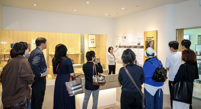 제34회 오영수문학상을 수상한 황정은 소설가와 제6회 오영수신인문학상을 수상한 권범석 작가, 오영수 선생 유족 등이 지난 15일 오영수 문학관 투어를 진행하고 있다. 이수화 기자