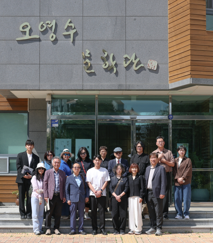 제 34회 오영수문학상을 수상한 황정은 소설가와 제6회 오영수신인문학상을 수상한 권범석 작가, 방현석 은희경 이상문 심사위원, 오영수 선생 유족 등이 지난 15일 오영수 문학관 투어를 진행하고 기념촬영을 하고 있다. 이수화 기자