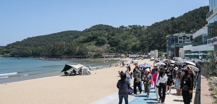 ‘2026오영수문학제’ 둘째 날인 16일 문학투어 참가자들이 오영수 선생의 대표작인 ‘갯마을’의 배경지인 부산 기장 일광해수욕장 일원을 둘러보고 있다. 이수화 기자
