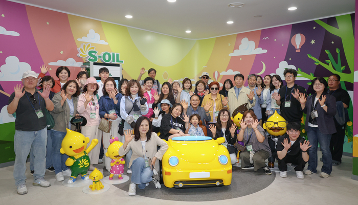 ‘2026 오영수문학제’ 문학투어 참가자들이 지난 16일 본지와 함께 오영수문학상을 주최하고 있는 S-OIL을 방문했다. 이수화 기자