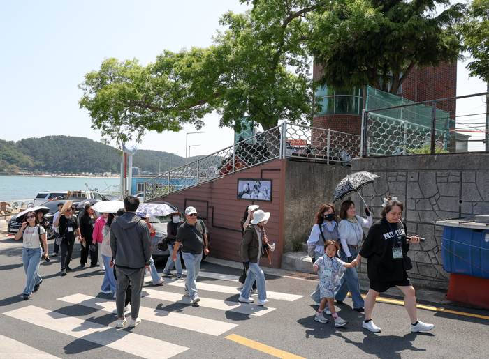 ‘2026 오영수문학제’ 문학투어 참가자들이 지난 16일 영화 ‘갯마을’의 배경지 일원을 둘러보고 있다. 이수화 기자