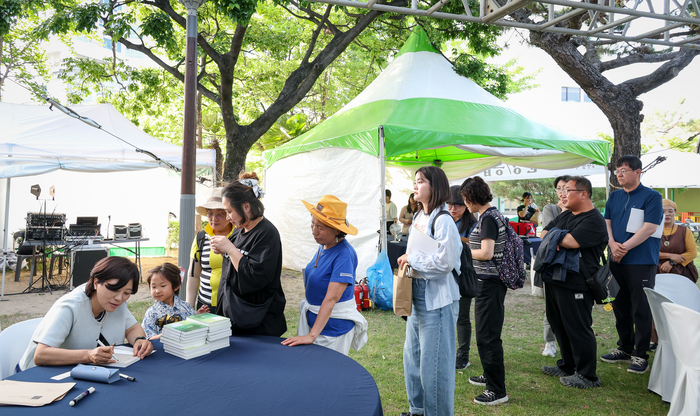 ‘2026오영수문학제’ 소설콘서트를 마친 후 ‘못 죽’의 저자인 강미 소설가가 사인회를 진행하고 있다. 이수화 기자