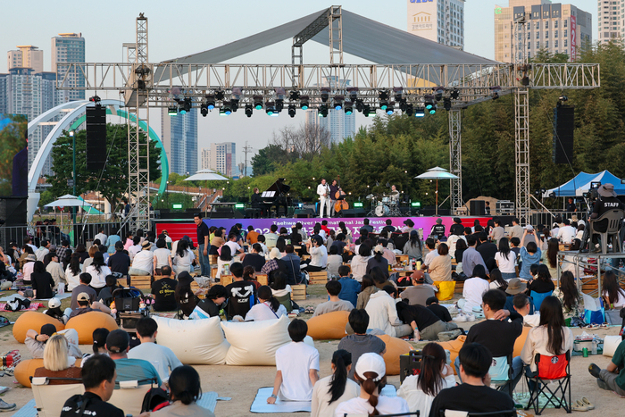 울산매일신문UTV가 주최·주관하고 울산 중구와 S-OIL이 후원하는 ‘2026 태화강국제재즈음악제’가 지난 16일과 17일 양일간 울산 태화강국가정원 야외공연장에서 성황리에 개최됐다. 최지원 기자