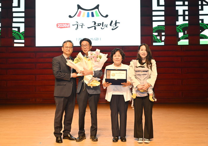 지난 15일 울산중구문화의전당 함월홀에서 열린 ‘2026년 구민의 날 기념행사’에서 대안교육 위탁학교 운영, 학업 중단 학생 복교지원 등 청소년 교육 기회 확대에 이바지한 김동영 울산시민학교 교장이 제15회 자랑스러운 중구인상 수상의 영예를 안았다. 중구 제공