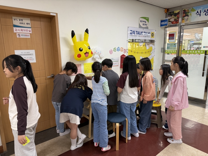 울산 북구 동대초 학생들이 손글씨 편지로 카네이션 모양을 만들고 있다. 동대초 학부모회 제공