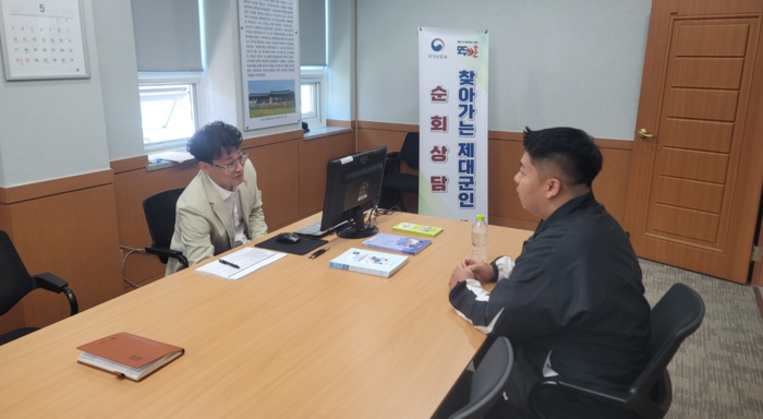 부산제대군인지원센터 관계자가 울산보훈지청 회의실에서 지역 제대군인과 순회상담믈 하고 있다. 부산보훈청 제공