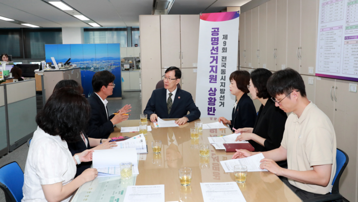 서남교 울산시장 권한대행이 18일 시청 본관 자치행정과 내에 마련된 공명선거 지원상황실을 방문해 제9회 전국동시지방선거의 주요 선거 준비 상황을 점검하고 있다. 울산시 제공