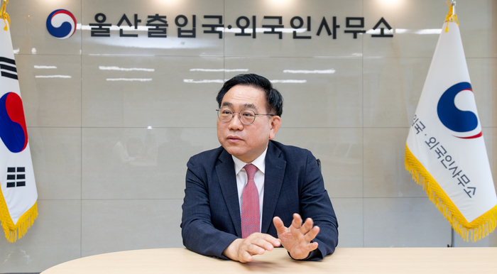 길강묵 울산출입국·외국인사무소장이 18일 울산출입국외국인사무소에서 진행된 본지와의 인터뷰에서 보호외국인들의 상황과 개선 방안 등에 대해 설명하고 있다. 최지원 기자