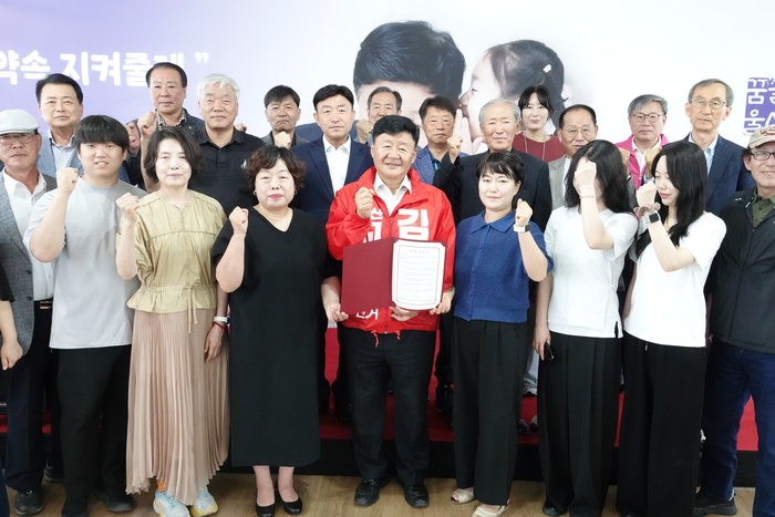 김주홍 울산교육감 후보가 18일 선거사무소에서 캠프 관계자들과 함께 ‘청렴 실천 결의대회’를 열었다. 캠프 제공