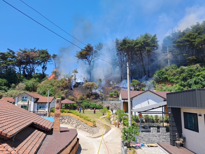 18일 오전 10시 53분께 두서면 전읍리 아미산에서도 산불이 났다가 약 1시간 만에 진화됐다. 울산소방본부 제공.