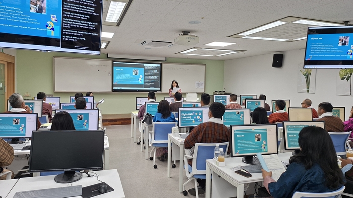 부탄 교원 연수단이 18일 울산교육청 컴퓨터실에서 디지털 교육 집중 연수를 듣고있다. 울산교육청 제공