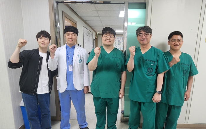 동강의료재단 동강병원 심혈관센터는 지난 15일 심실조기수축(PVC, Premature Ventricular Contraction) 환자의 치료를 위해 영남대학교병원과 계명대학교병원 심장내과 전문의들이 한자리에 모여 고난도 협진 시술을 성공적으로 진행했다. 왼쪽부터 정영상 영남대 교수, 김병준 동강병원 전문의, 김홍주 동강병원 전문의, 박형섭 계명대 교수, 이찬희 영남대 교수. 동강병원 제공